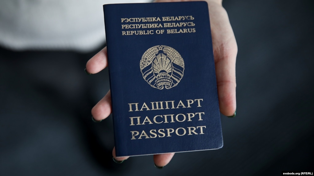 Běloruské úřady ruší pasy politickým vězňům, kteří byli omilostněni a vyhoštěni ze země